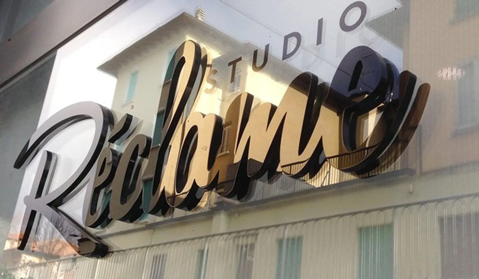 Lettere sagomate personalizzate montate su parete