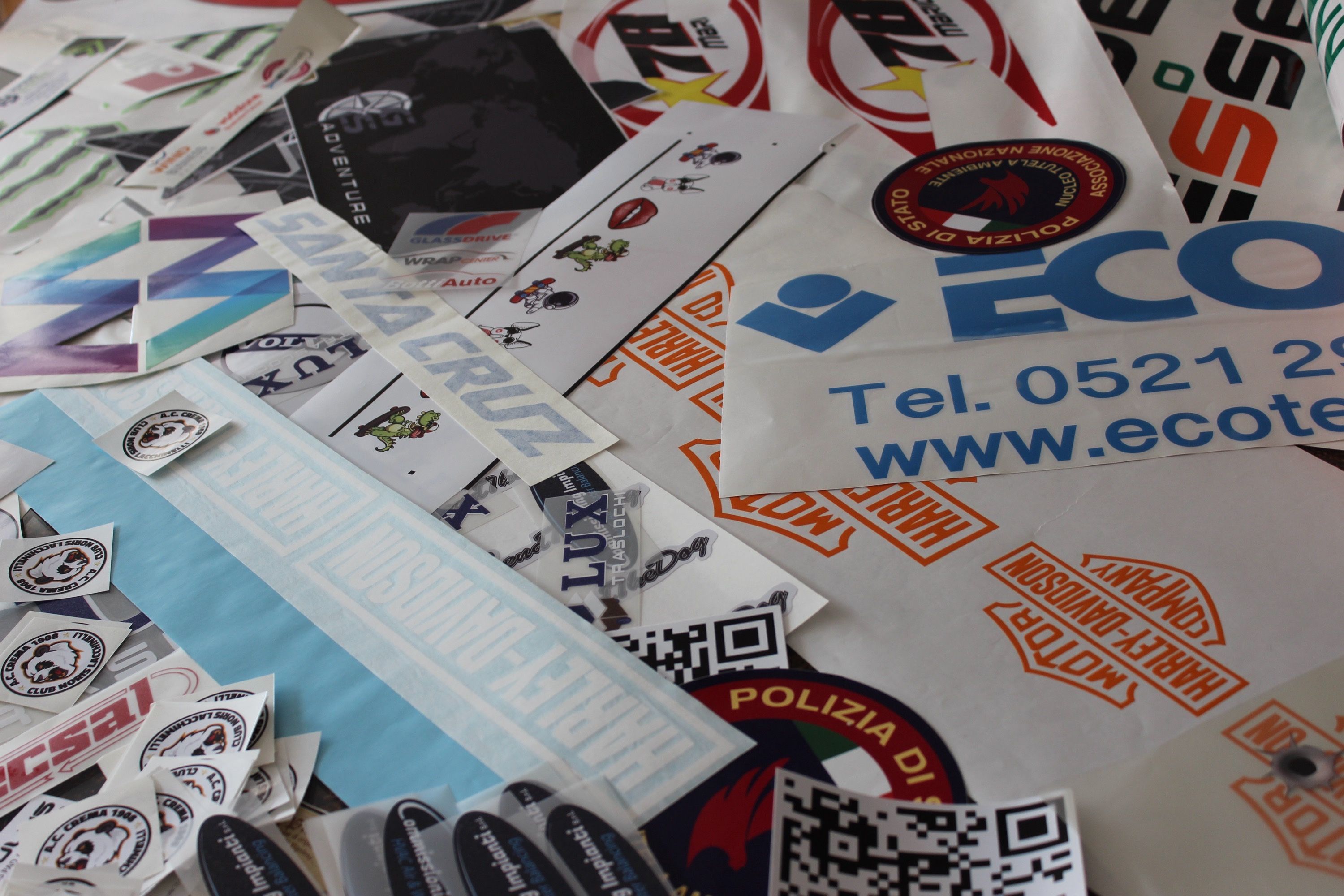 Lettere prespaziati bianche su superficie scura