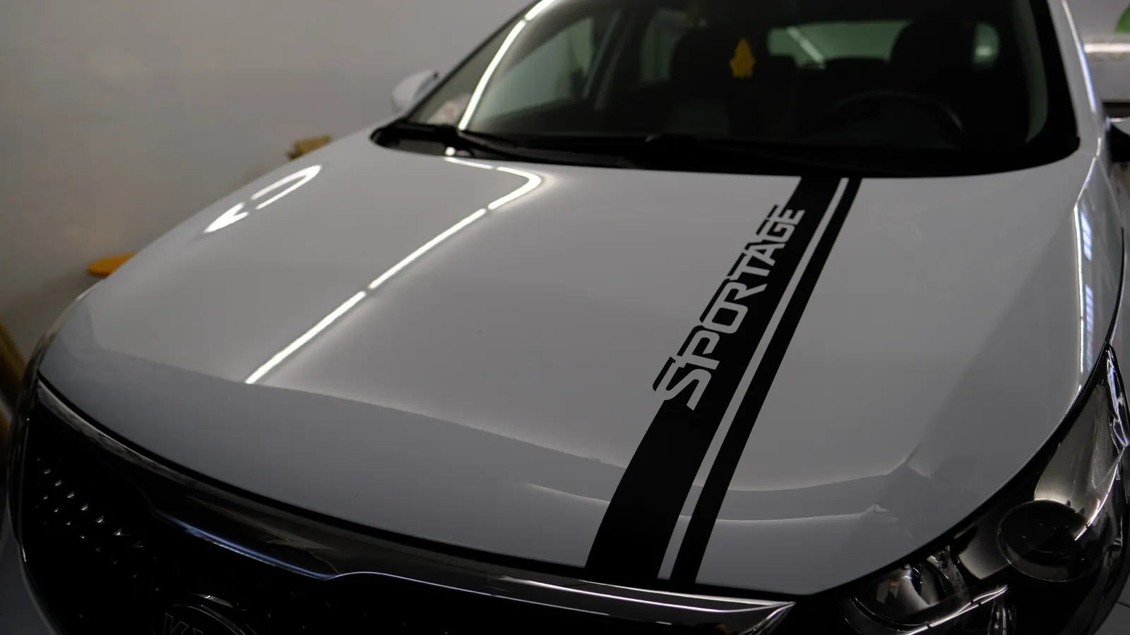 Logo aziendale in adesivo prespaziato su porta ingresso