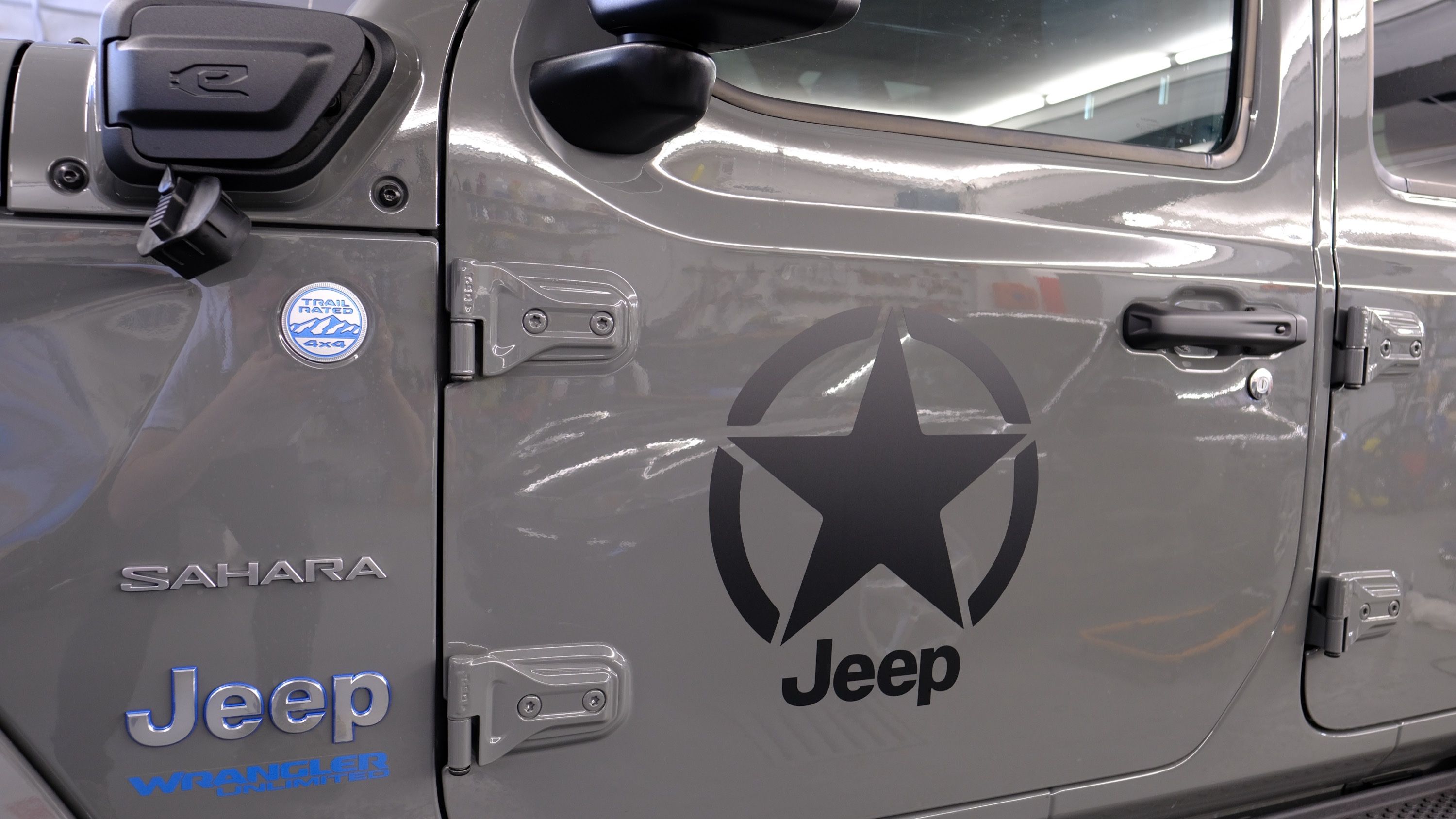 Scritta pubblicitaria prespaziata su vetro