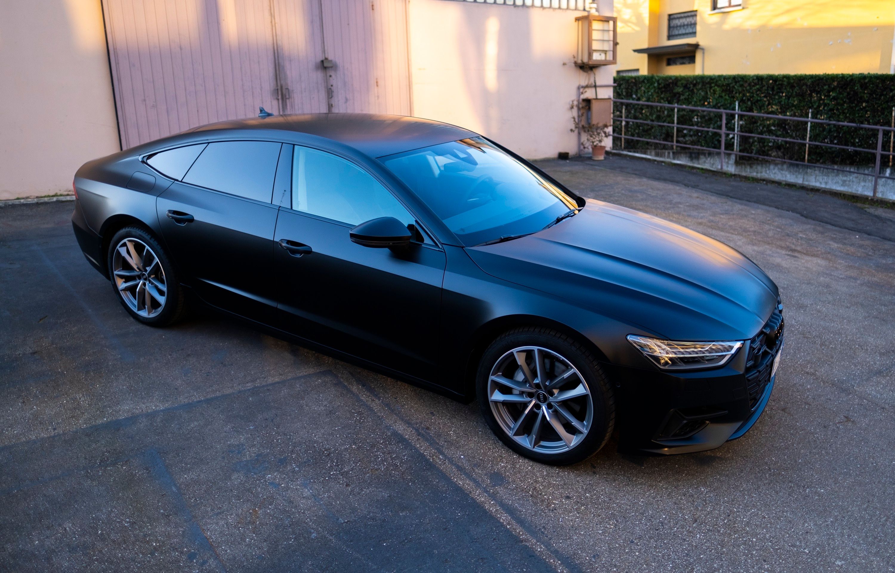 Auto sportiva con pellicola wrapping opaca nera