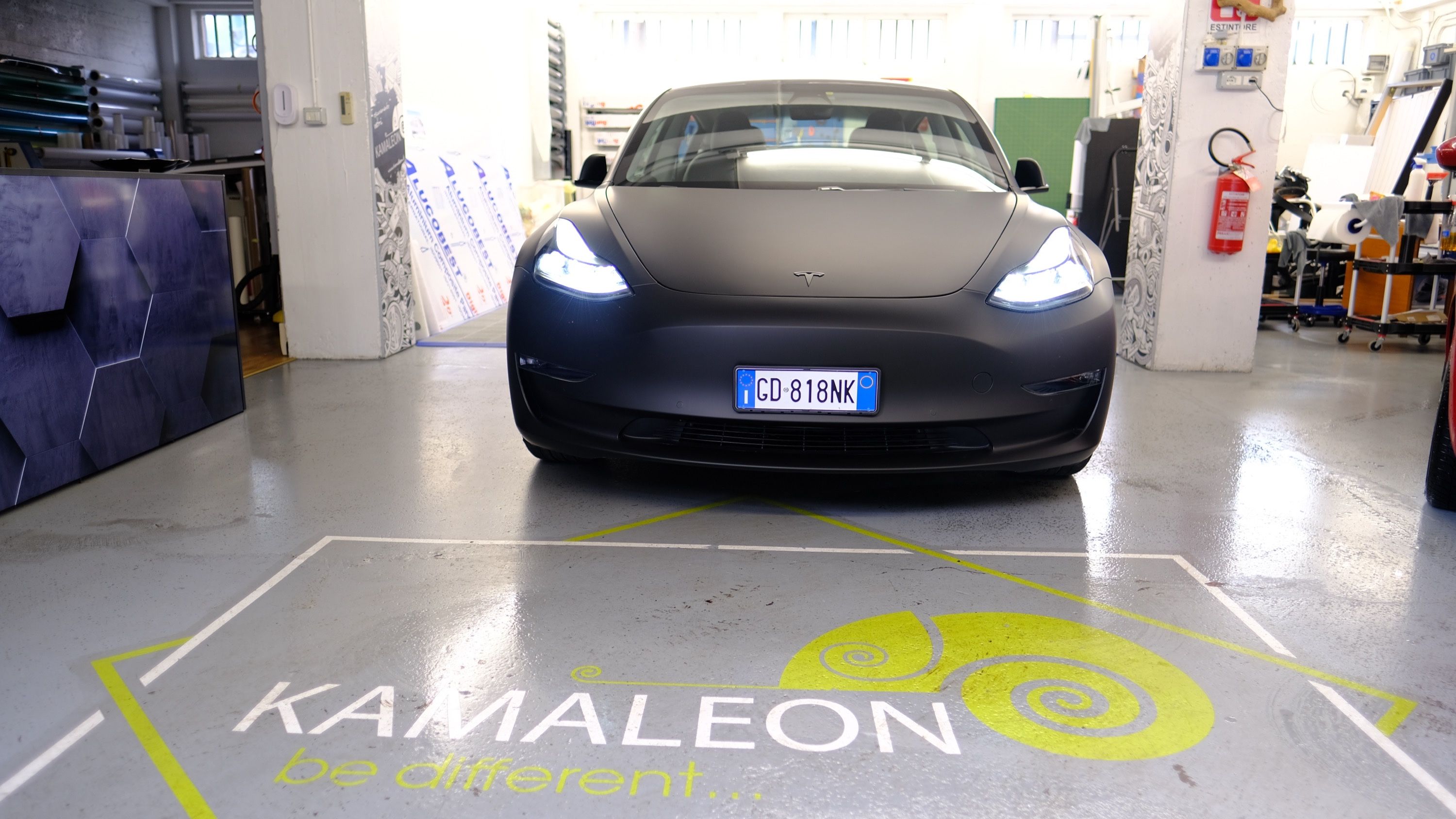 Car wrapping personalizzato con grafica custom