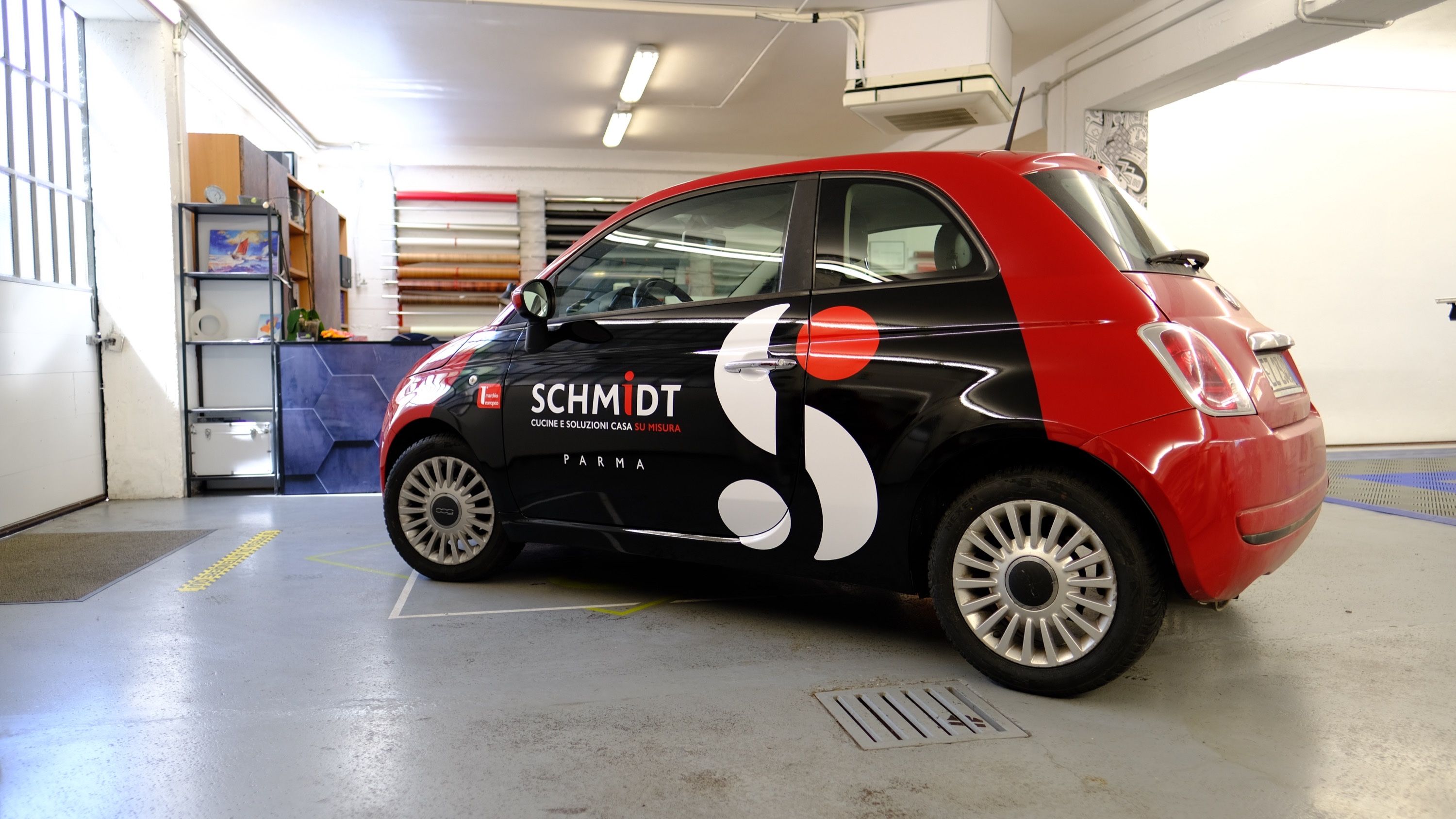 Applicazione pellicola protettiva su cofano motore