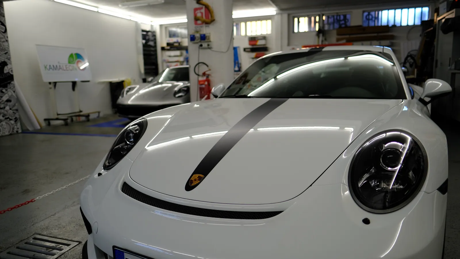 Auto luxury con wrapping cromato