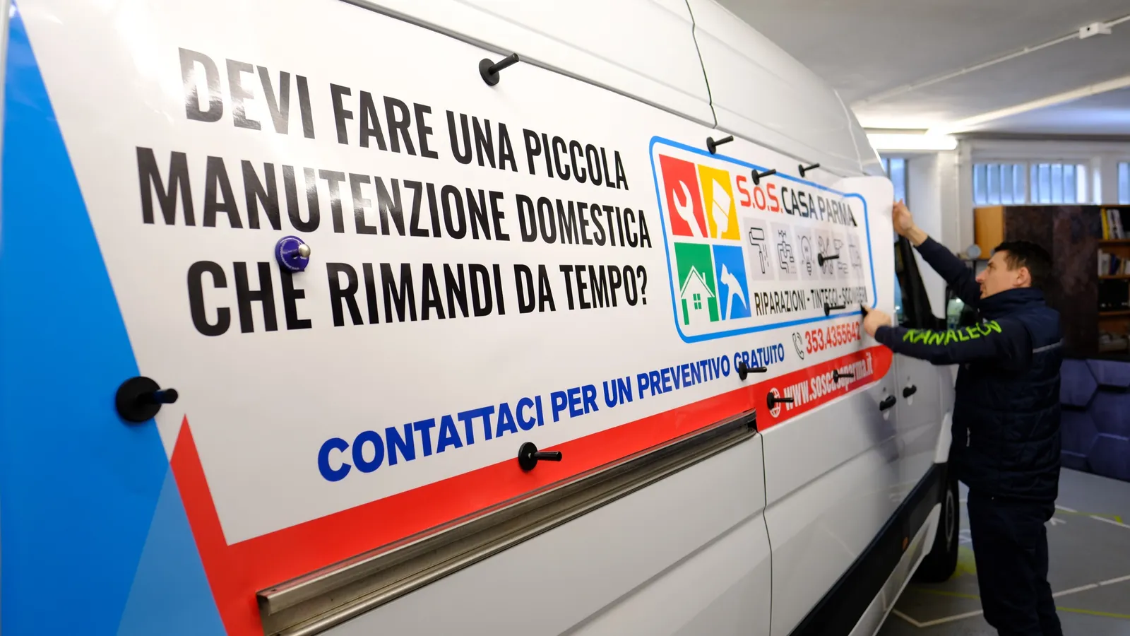 Furgone aziendale con logo e grafica personalizzata