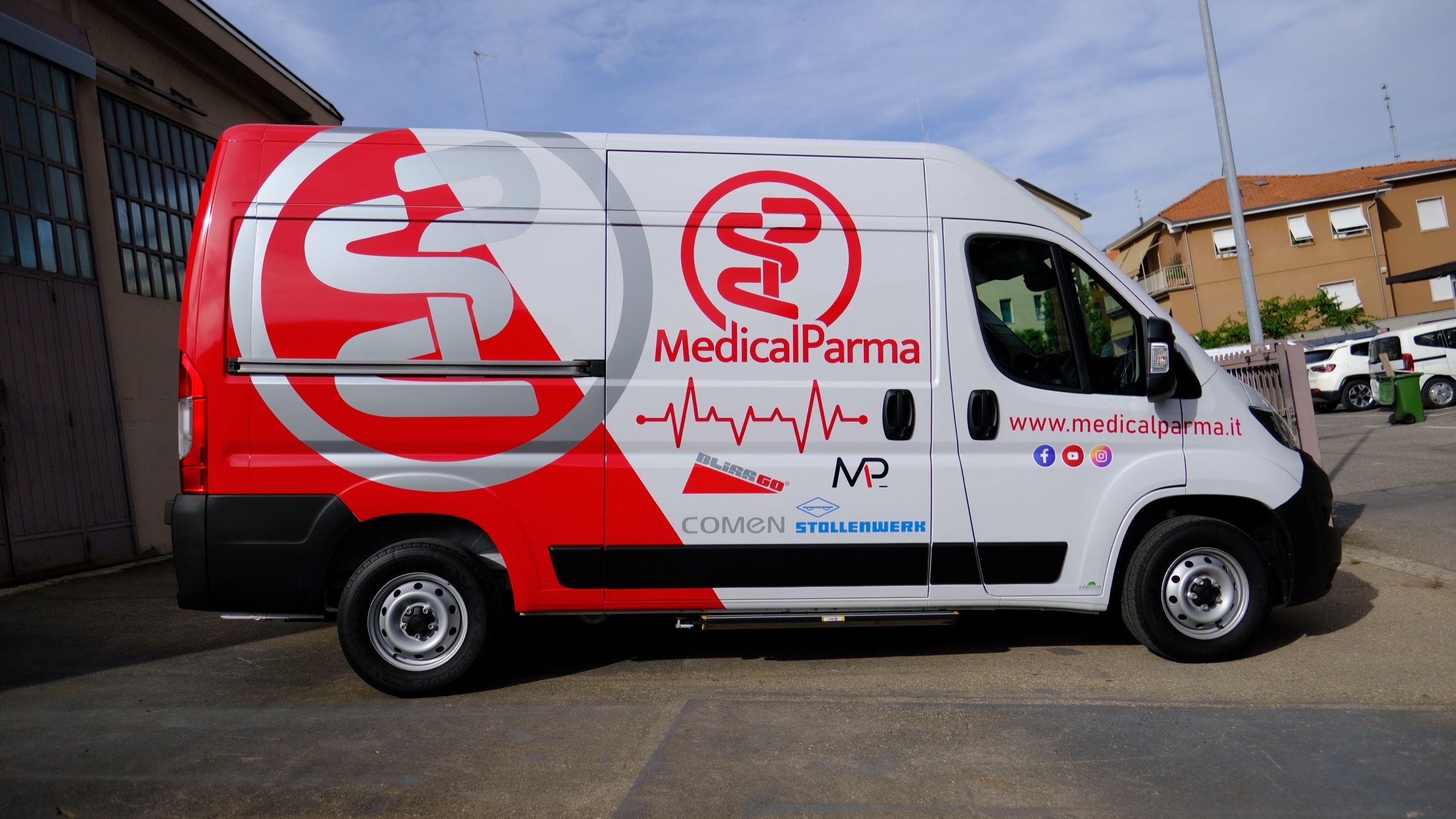 Dettaglio decorazione laterale su automezzo