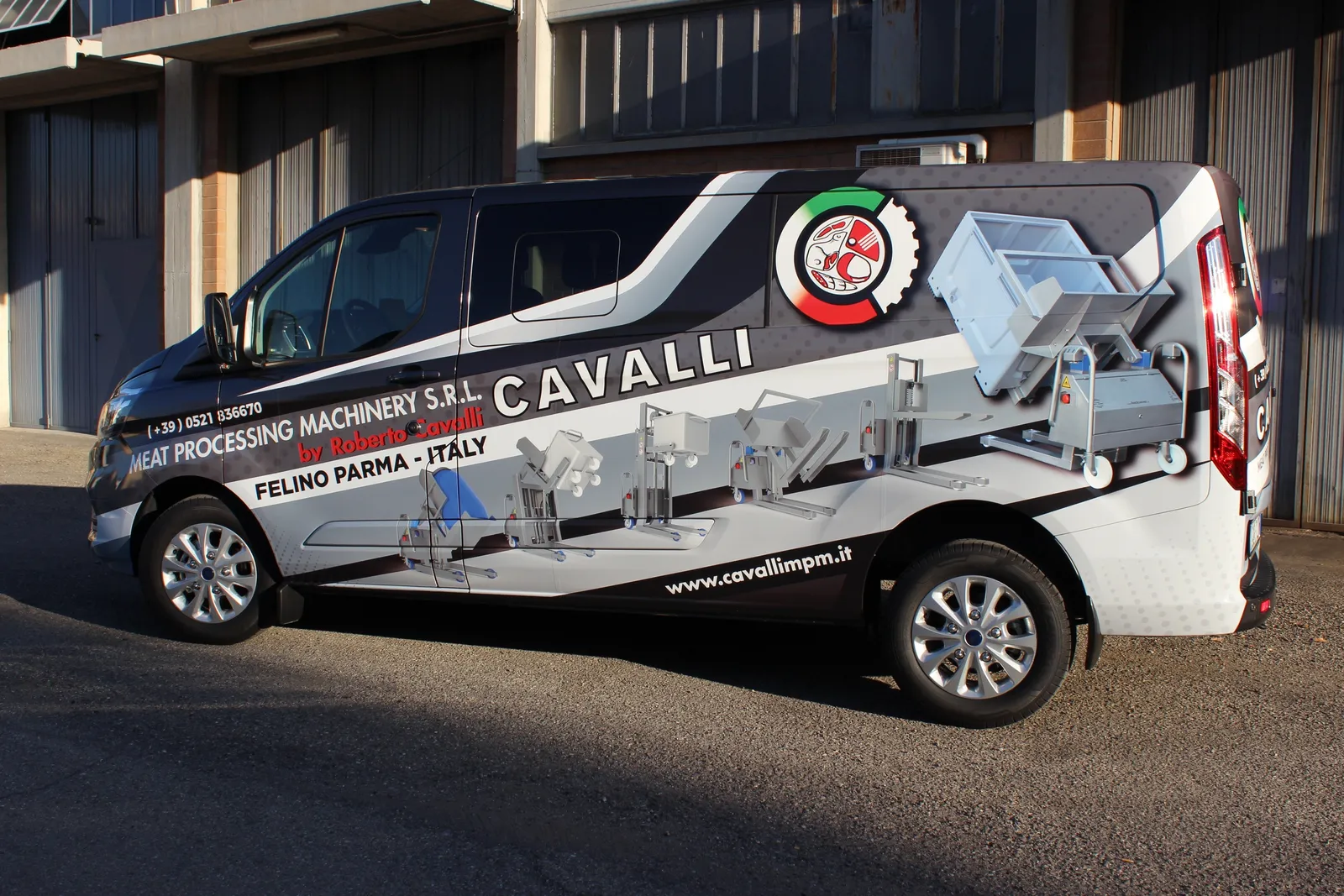 Van commerciale decorato con brand identity completa