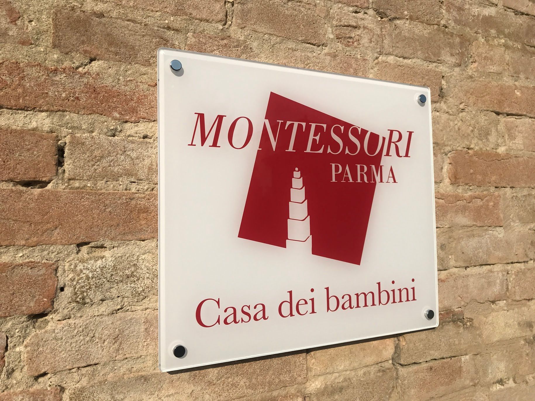 Lettere a giorno retroilluminate su facciata