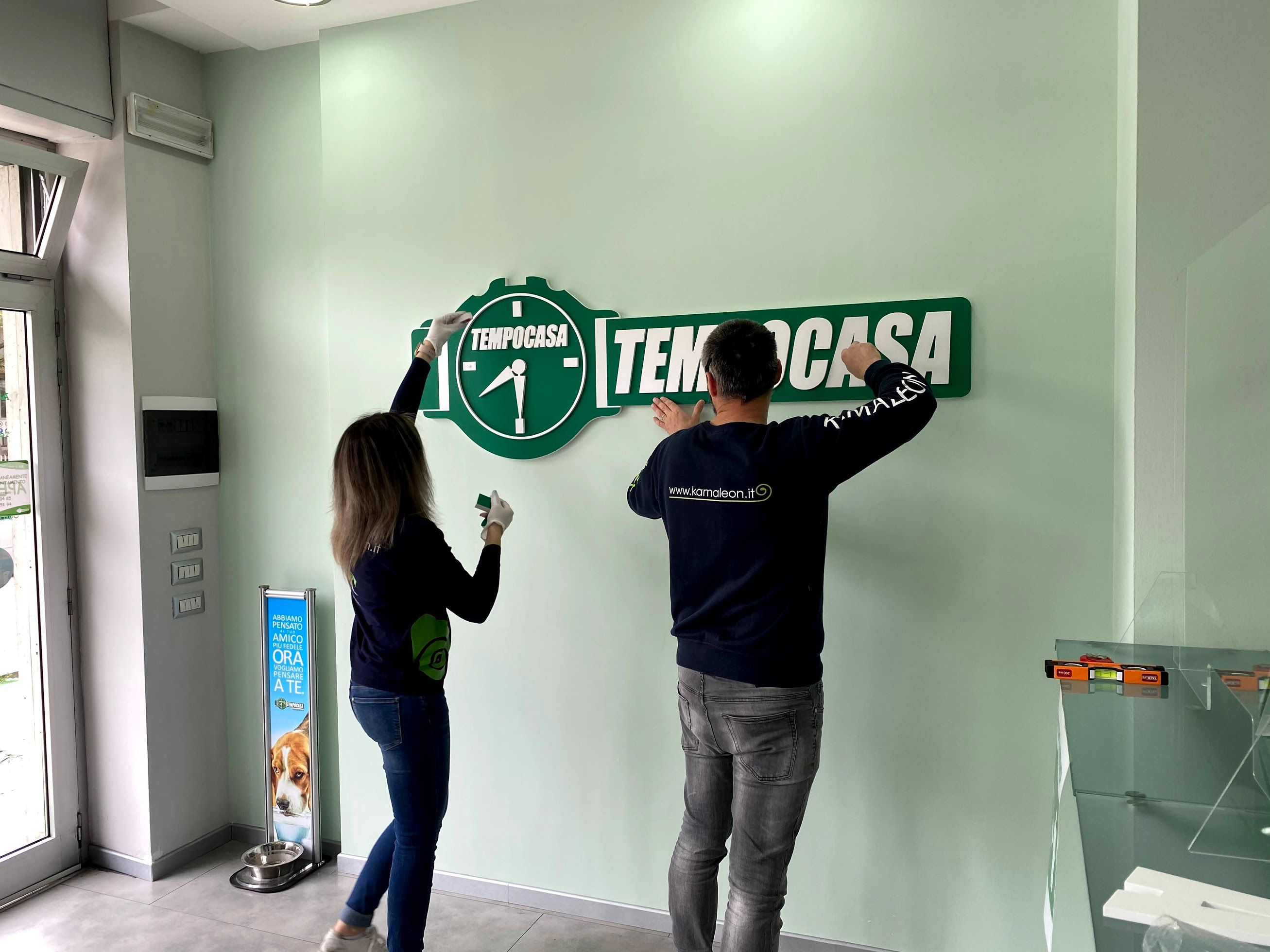 Insegna in dibond con applicazione adesiva