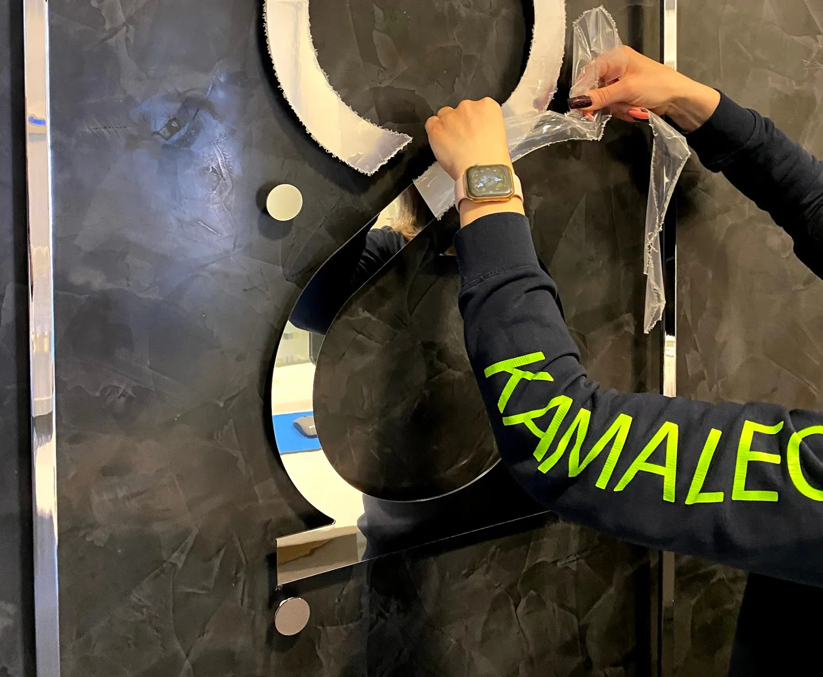 Insegna a bandiera per visibilità laterale