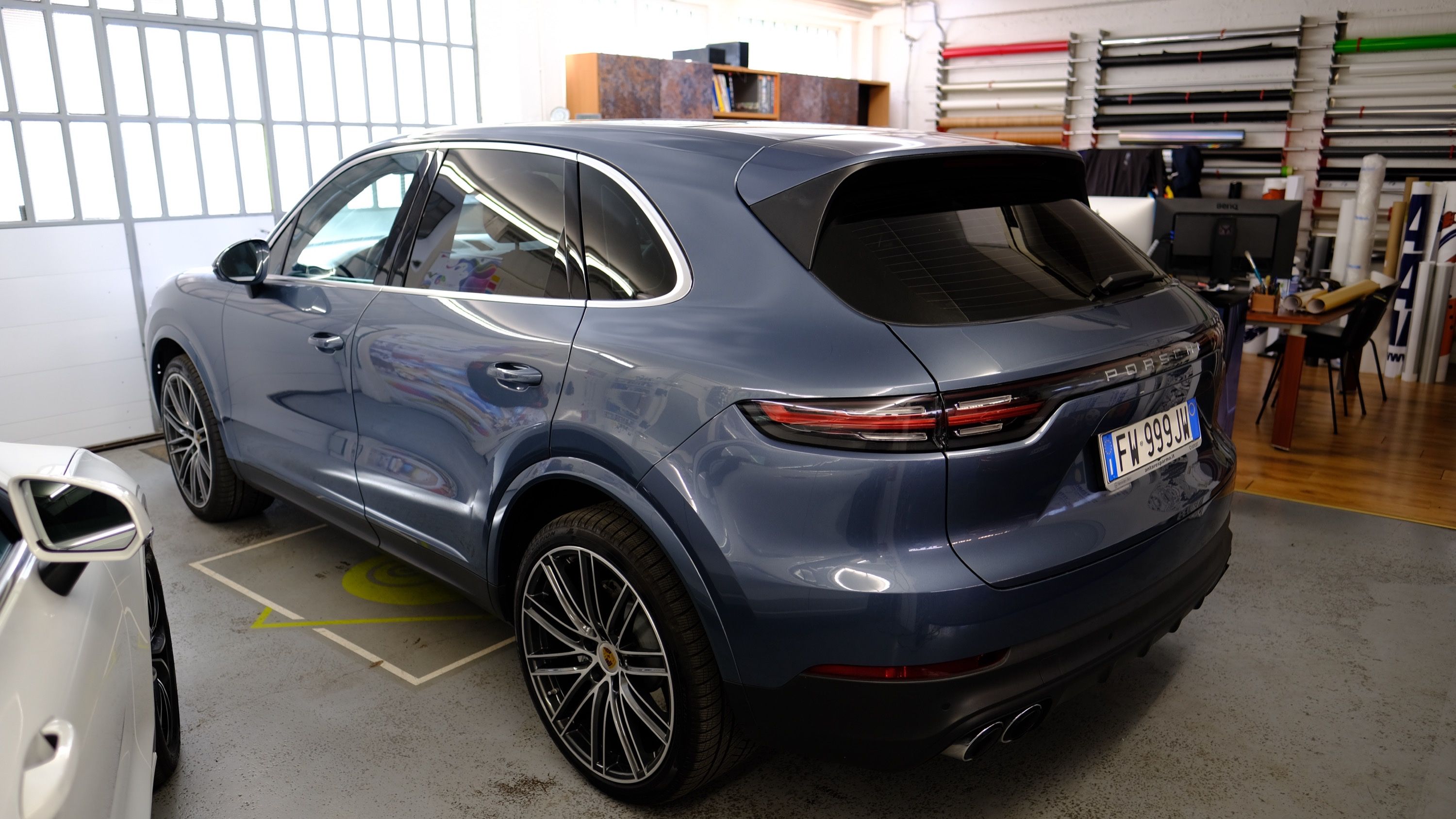 Auto con vetri oscurati per maggiore privacy