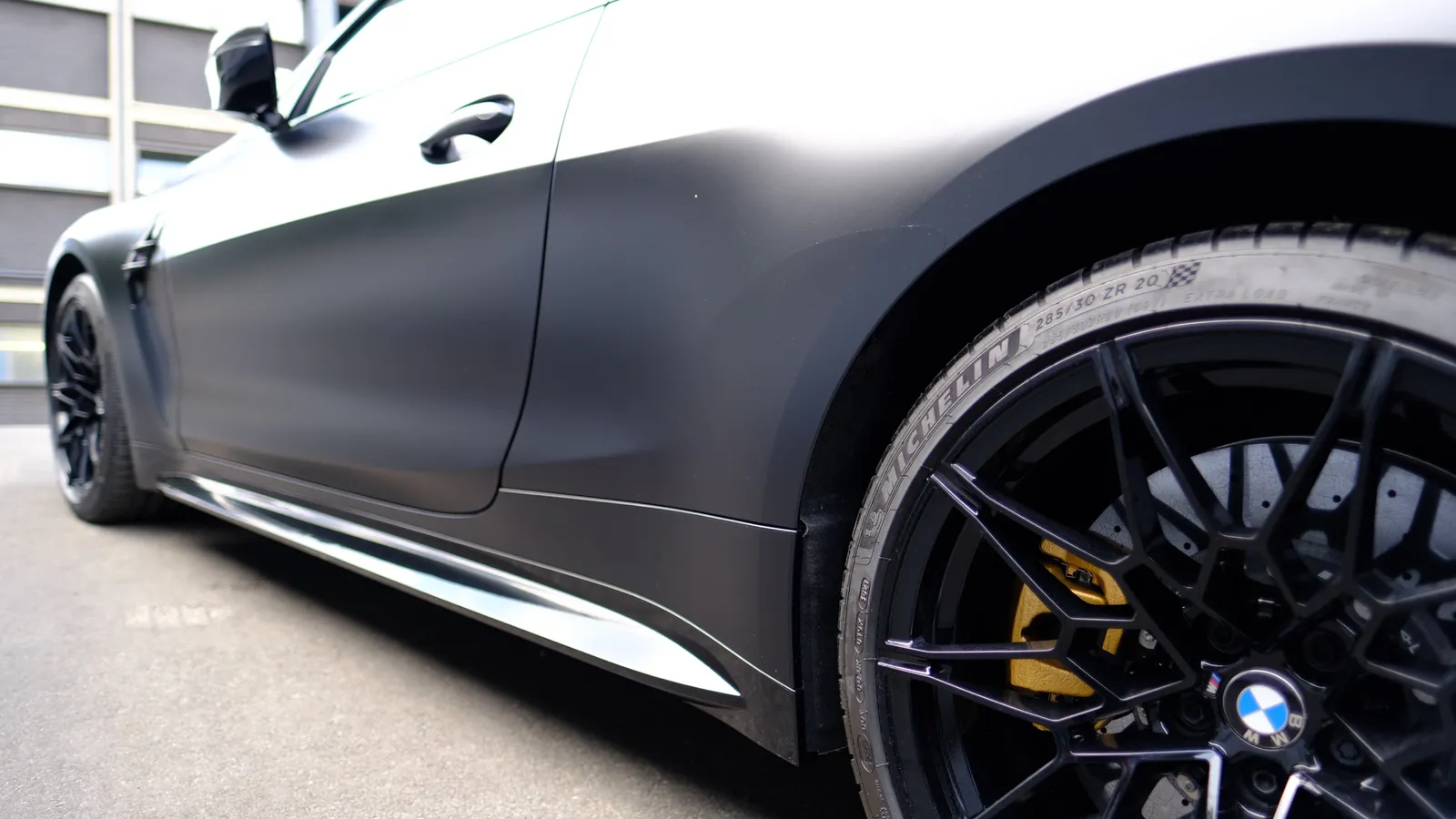 Auto sportiva con pellicola protettiva totale